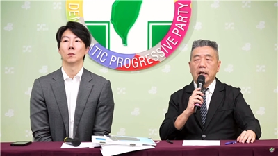 軍事戰略學者蘇紫雲(右)19日與民進黨共同召開記者會，呼籲相關國防預算應該儘速通過。左為民進黨發言人吳崢。(翻攝民主進步黨YouTube直播)