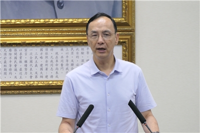中選會預計在20日審查26件國民黨立委罷免案，國民黨主席朱立倫18日在中常會表示，根據目前為止所掌握的資訊，錯、偽、抄、假的連署案件並非僅幾千件，而是1、2萬件，他呼籲司法要以辦罷綠連署的同樣標準查辦到底。(趙婉淳 攝)