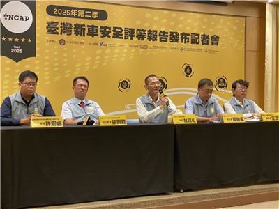 交通部公共運輸及監理司長林福山(中)26日率領車輛安全審驗中心、車輛研究測試中心及消基會等TNCAP團隊，發布今年度第二季的兩款車型評等結果。 (吳琍君攝)