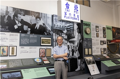 國家鐵道博物館常設展〈移動與感動－鐵道上的文化與記憶〉呈現跨世代創作者與鐵道相遇、交織的故事。展區設置電影《戀戀風塵》的「台北第六月台」場景，讓文化部長李遠回憶起當年製作的點點滴滴。(文化部提供)