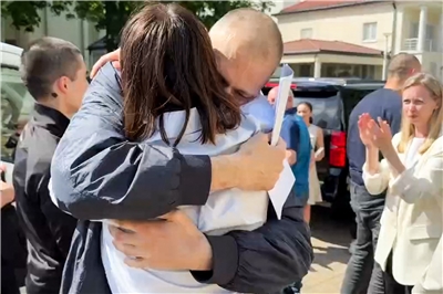 白俄羅斯遭監禁的反對派領導人季哈諾夫斯基(Sergei Tikhanovsky)獲釋，與他的妻子在立陶宛相會。(AFP)