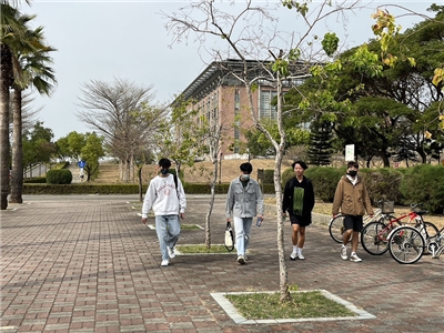 國立高雄大學6日召開第51次校務會議，針對「是否同意重啟兩校合校議題研議與討論」進行討論及表決。圖為高雄大學校園一景。(圖：中央社)