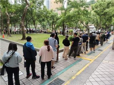 民眾排隊申換護照，拍攝地點在中央聯合辦公大樓南棟與北棟之間的開放空間 (央廣記者王照坤 攝)