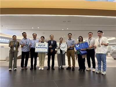 臺灣港務股份有限公司業務副總經理張展榮(左5)接待來自日本的三井海洋郵輪踩線團代表，並邀請高雄市政府到場行銷觀光。(臺灣港務公司提供)