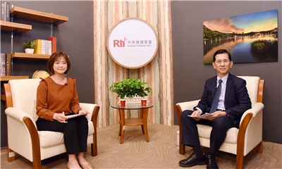 數位發展部長黃彥男(右)接受央廣新聞部專訪。(江麗華攝)