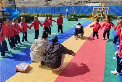西藏地區的幼兒園數量增加速度居中國之冠。為更近一步加速洗腦，甚至開始增加寄宿型的幼兒園，學齡前4歲開始，即可將兒童帶離家庭父母身邊。(微博)