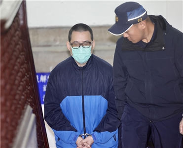 桃園紙雕師蔣嘉凱（左）。資料照。