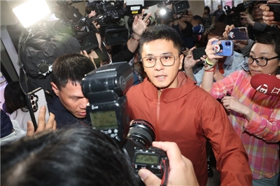 罷免民進黨立委吳沛憶領銜人李孝亮(前中)日前因提議書偽造案遭檢方傳喚。資料照片 (圖：中央社)