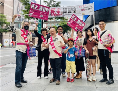 講述3位懷抱理想的太陽花青年回鄉參政的潮起潮落、見證台灣橫跨十年民主發展的紀錄片《民主，練習中》，25日舉辦首映會，劇組團隊上街造勢。(江昭倫 攝)
