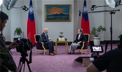 副總統蕭美琴(右)接受「挪威國家廣播公司」亞洲特派記者Philip Lote專訪。（總統府提供）