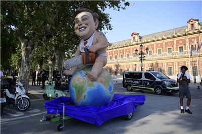 聯合國籌資峰會前夕，馬斯克電鋸寶寶現身遊行隊伍。