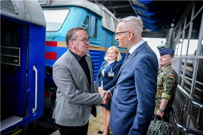 德國國防部長佩斯托瑞斯(Boris Pistorius)(圖左)12日抵達基輔，並由德國駐烏克蘭大使葉格(Martin Jaeger)迎接。(X@jurgen_nauditt)