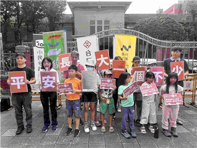 時代力量今天(9日)偕同台灣基進、台灣綠黨、小民參政歐巴桑聯盟，以及關心孩子的家長及小孩，共同召開「請你幫幫我們，讓我平安長大」記者會，呼籲社會關注後續「兒童托育服務法」修法進度。