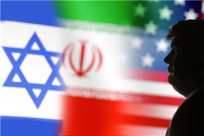 美以伊關係、美國以色列伊朗關係。圖為3D列印的美國總統川普微型模型與以色列、伊朗美國國旗。合成照。(路透社/達志影像)