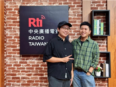 主持人內克與來賓采郁（左）