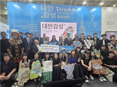 2025年首爾國際書展於18日開幕，台灣首度獲邀擔任主題國，以「台灣感性」為題，集結23位作家、近300位出版界人士及多元出版內容盛大參展。(江昭倫攝)