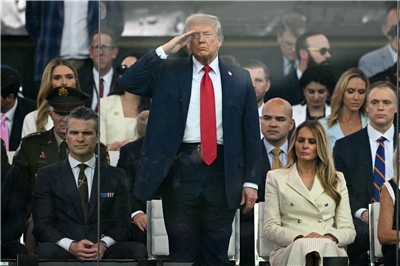 美國總統川普(Donald Trump)14日出席慶祝陸軍建軍250週年的閱兵活動。