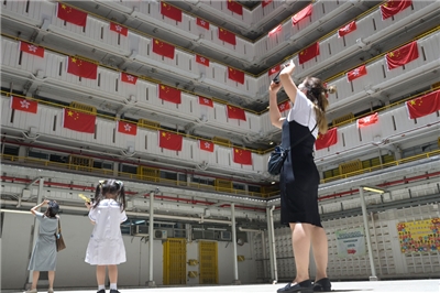 圖為慶祝香港主權移交25週年而懸掛中國五星旗和特區洋紫荊旗的坪石(村)。（中通社提供) (圖：中央社)