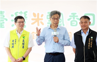 農業部長陳駿季9日赴新竹縣視察湖口白米裝櫃情況。(圖：農業部)