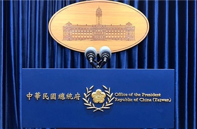 總統府發言人表示，遺憾在野黨惡意扭曲國安團隊外交行程，製造對立。總統府也重申立場，表示任何人只要涉犯背棄國家，不問身分，都應受最嚴厲制裁。 (總統府提供)