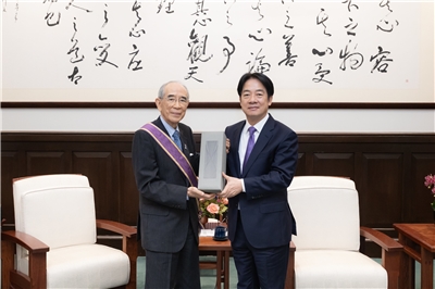 賴清德總統27日頒授「日本台灣交流協會」前會長大橋光夫「大綬景星勳章」，表彰其推動台日交流的堅定信念與不懈努力，更像家人一樣用心關懷台灣。(圖：總統府)