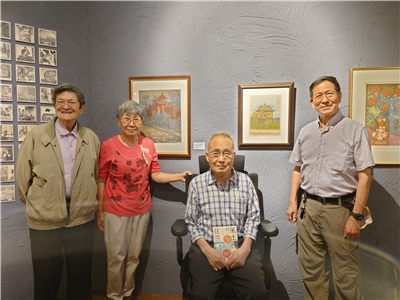 日本近代版畫創作先驅、抽象繪畫創始者-恩地孝四郎（Koshiro Onchi、1891年7月2日—1955年6月3日）於日治時代在臺灣旅行時創作的兩幅版畫《台南孔廟側門》和《臺北東門》，3日被捐贈給位於新北市三峽區的李梅樹紀念館。版畫持有者伊東進、伊東優里兄妹合影（Rti本村大資 攝）