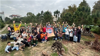 境外學生在接待家庭帶領下體驗控窯，感受臺灣在地文化。(教育部提供)