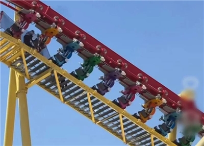 上海樂高樂園試營運出包，大飛車故障遊客掛半空。 (圖:微博)