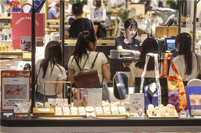 圖為民眾在百貨公司逛街購物。資料照。