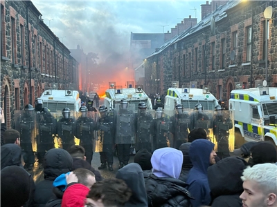 北愛爾蘭巴利米納(Ballymena)鎮中心8日在一場大規模抗議性侵案件後，爆發了社會動亂，甚至有民眾向警方丟擲物品。(X平台/@josieHerbison)