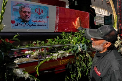 伊朗民眾28日齊聚首都德黑蘭街頭，為日前在與以色列戰爭中陣亡的軍事將領、核子科學家及平民舉行喪禮。(美聯社/達志影像)