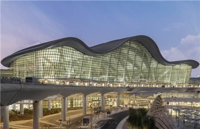 阿布達比國際機場。(圖擷自X平台)