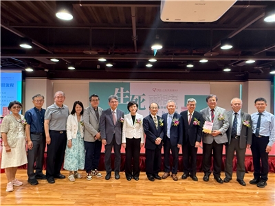 行政院副院長鄭麗君(左7)、衛福部長邱泰源(右3)、前副總統陳建仁(右4)出席台大醫院金山分院院長蔡兆勳(右6)新書發表會。(謝佳興 攝)