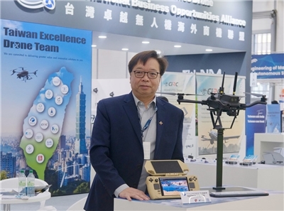 圖為雷虎科技策略長張峰寧2025年2月參加歐洲航太無人機載具展。(圖：中央社)