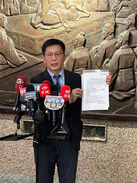 教育部次長張廖萬堅８日拿出單據，證明自己太太前往帛琉的費用皆為自費。（楊雨青攝）