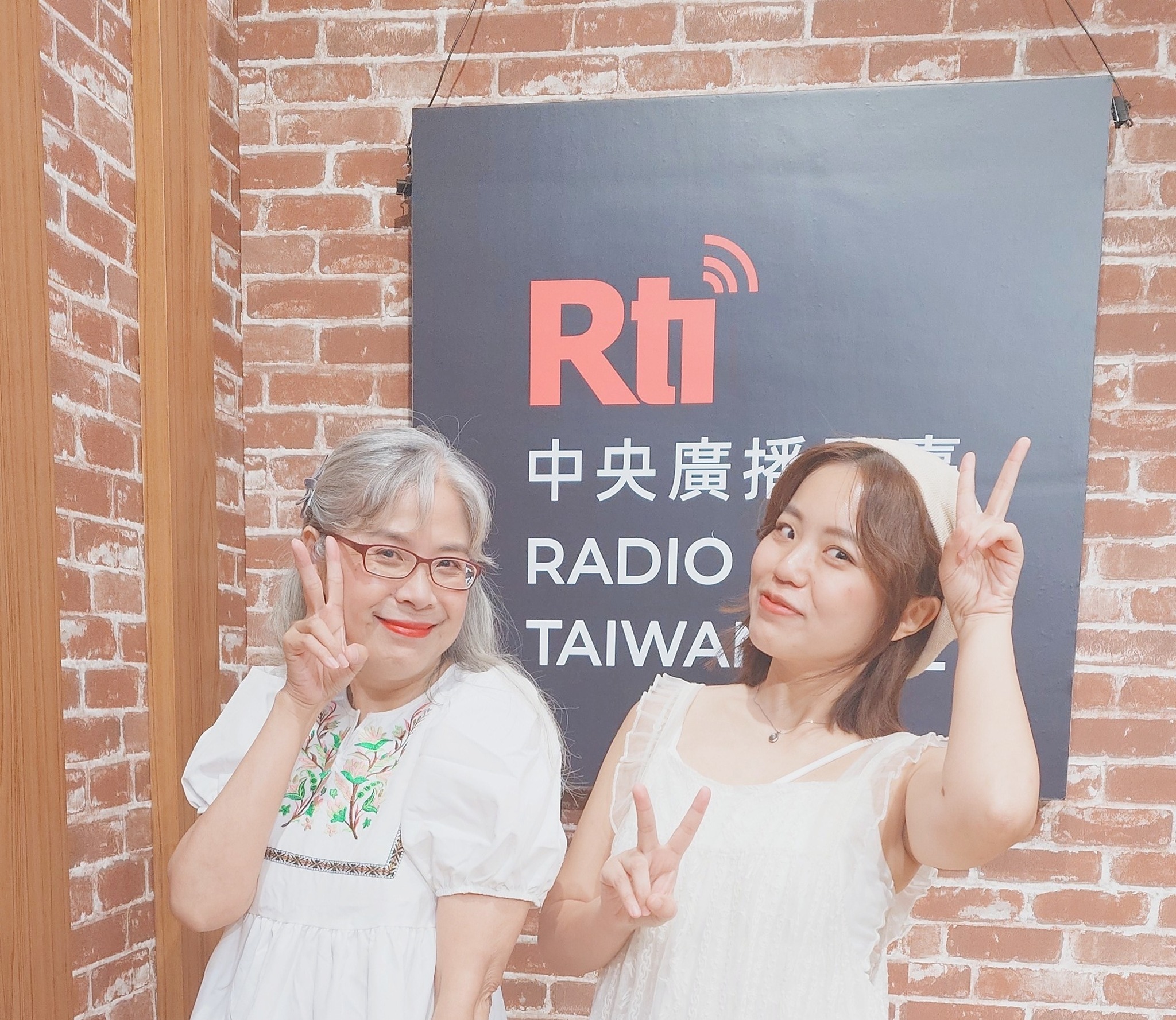 Voice to the World節目主持人介文，專訪從戲劇到創作，會唱又懂編曲及舞蹈的年輕音樂人謝宛諭