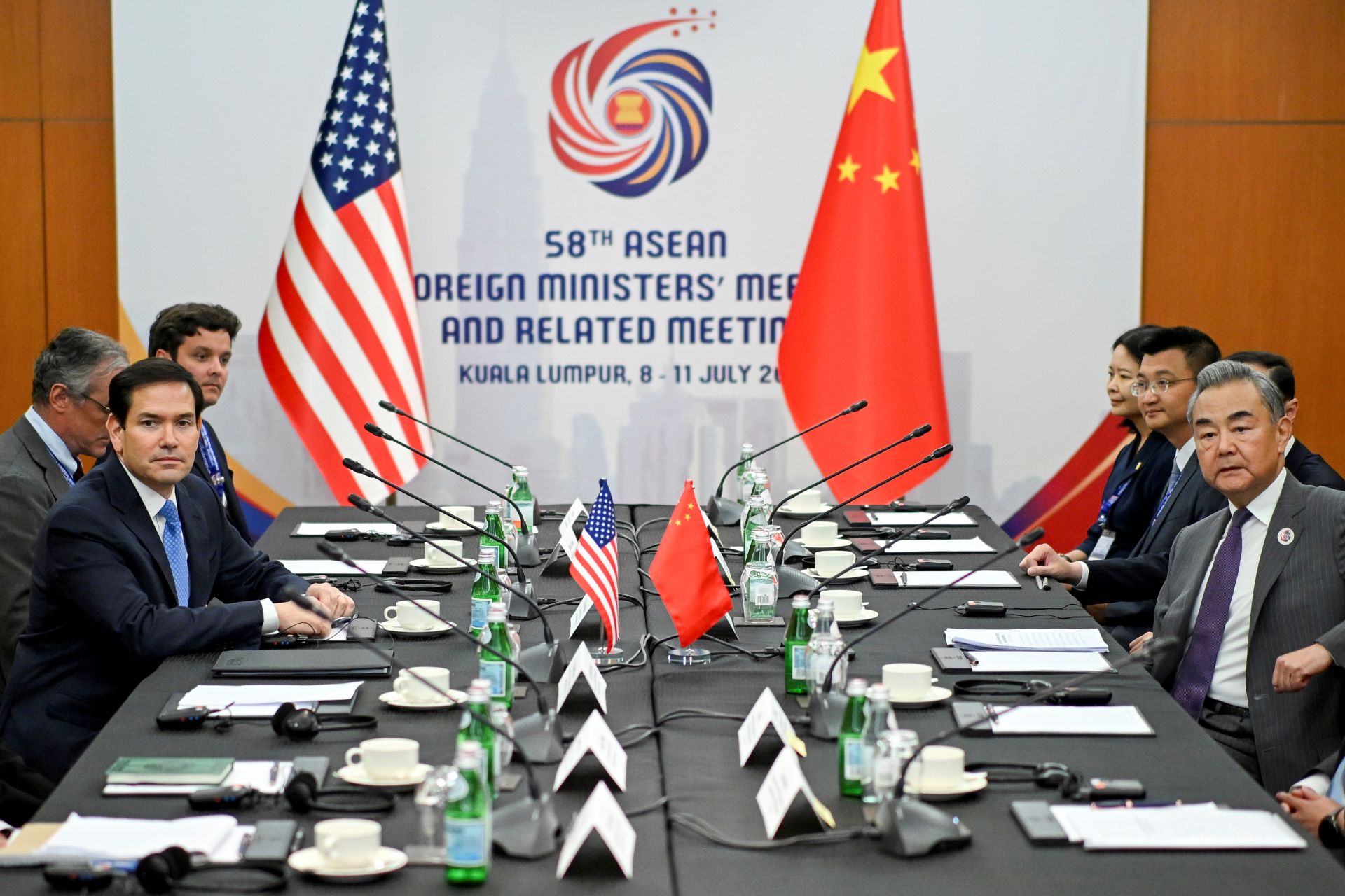 美國國務卿盧比歐(Marco Rubio，前左)11日在吉隆坡會見中國外交部長王毅(前右)。