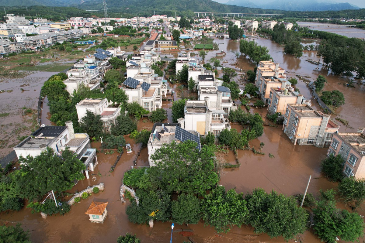 中國北方暴雨，2025年7月28日北京郊區密雲區太師屯鎮，住宅建築在豪雨過後被洪水淹沒。(AFP)
