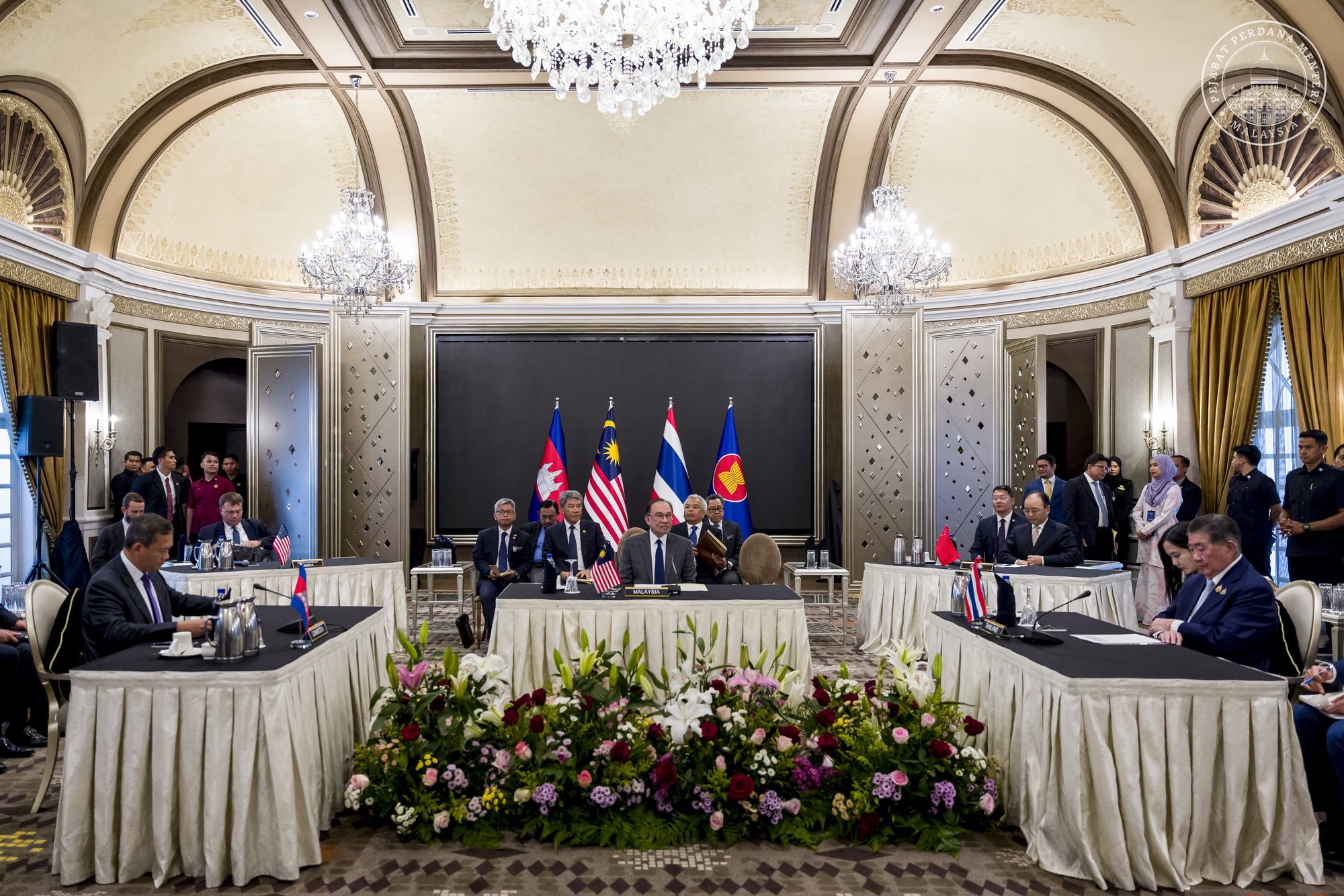 泰國代總理普譚(Phumtham Wechayachai,右)和柬埔寨總理洪馬內(Hun Manet,左)28日在馬來西亞舉行談判後同意停火。會談由東協輪值主席國、大馬總理安華(Anwar Ibrahim,中)主持。 (圖:X@anwaribrahim)