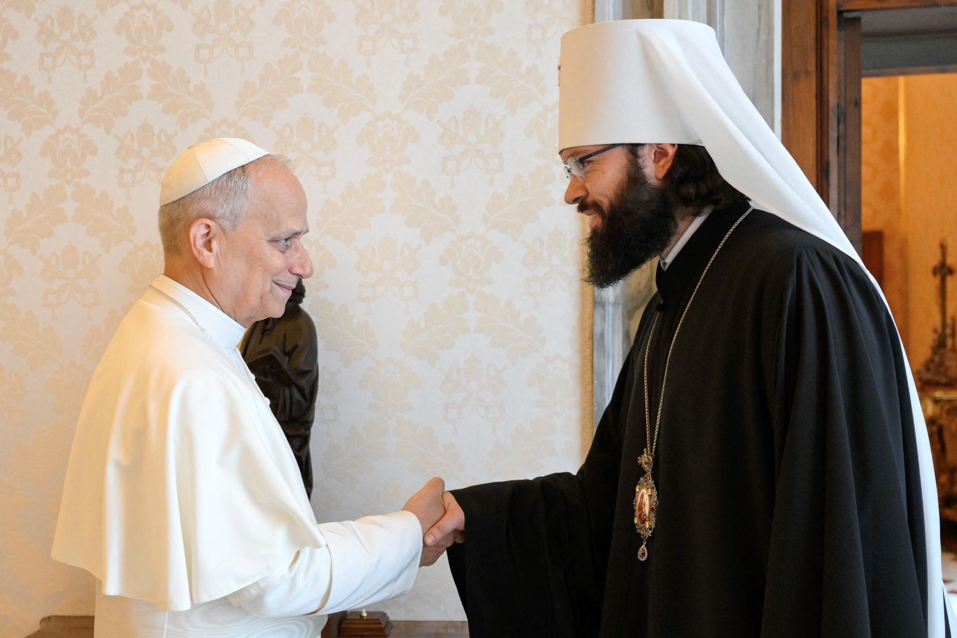 天主教教宗良十四世(Pope Leo XIV，左)26日與俄羅斯東正教對外關係部部長安東尼(Metropolitan Anthony，右)會面。(AFP)