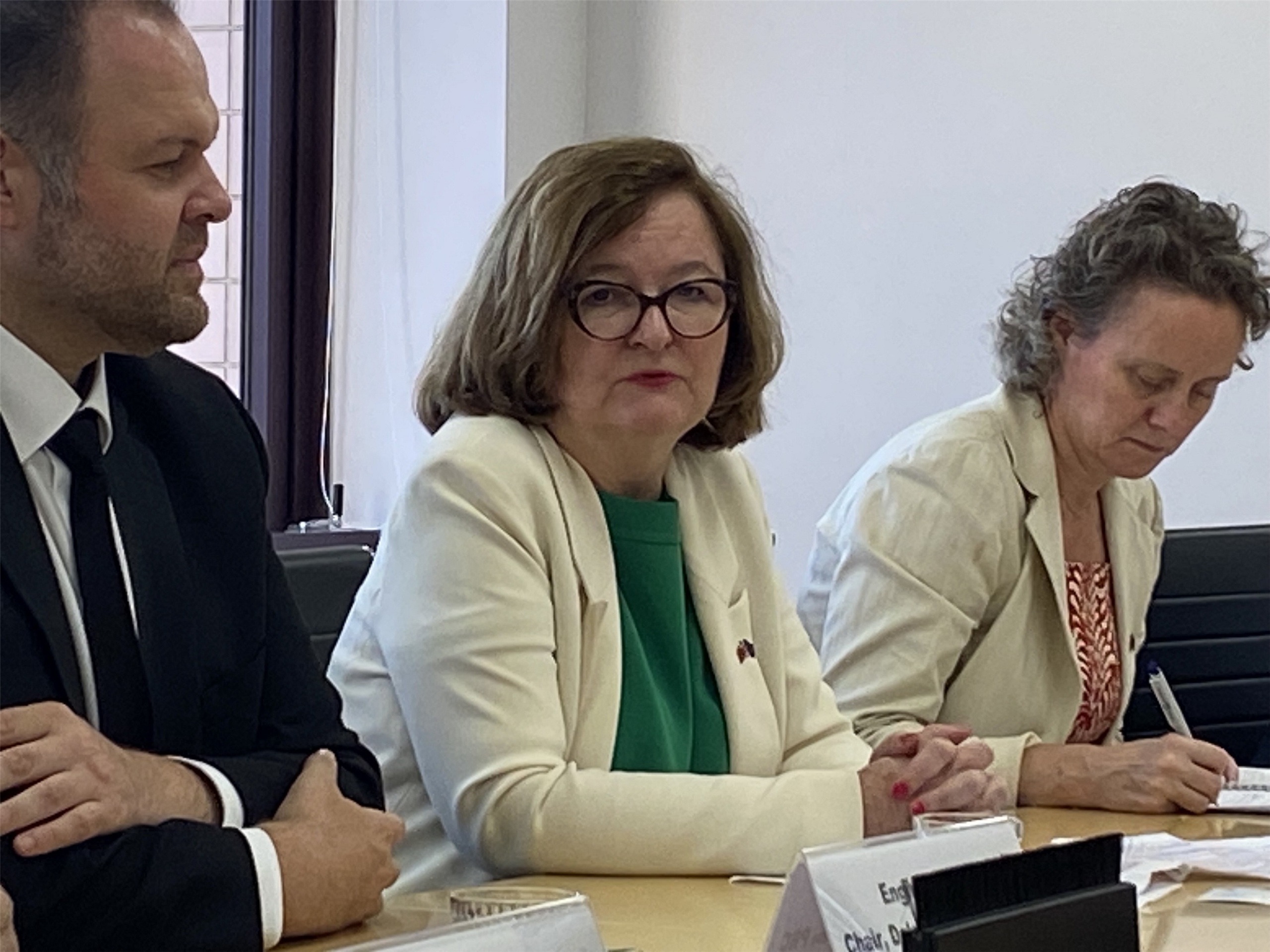 歐洲議會「歐洲民主之盾特別委員會(EUDS)」訪問代表團今天(23日)在歐洲駐台灣經濟貿易辦事處舉辦記者會分享此行收穫與未來展望，EUDS主席洛瓦索特別以中文表達「我們是台灣的朋友。」(陳念宜 攝)