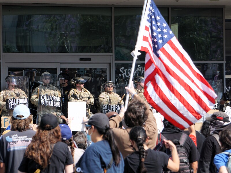 美國總統川普擴大打擊非法移民，引發示威潮。圖為洛杉磯聯邦政府大樓前的示威群眾。