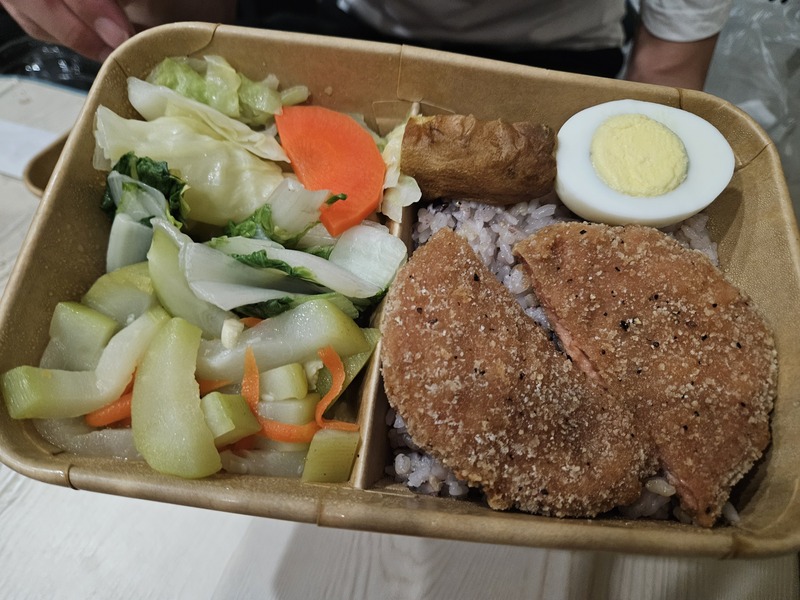 MD
營養師揭健康餐盒4地雷
外食族身材管理挑戰多，有營養師19日提醒，選擇健
康餐盒也可能踩雷，務必要避開蔬菜量不足、澱粉多
於蛋白質加蔬菜、蔬菜量不足、松阪豬與牛腩等隱藏
熱量殺手選項。圖為便當示意圖。
中央社記者陳婕翎攝  114年6月19日
