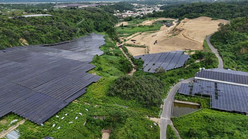 圖為從高點俯瞰和山太陽光電廠，光電板占滿整個山谷。
