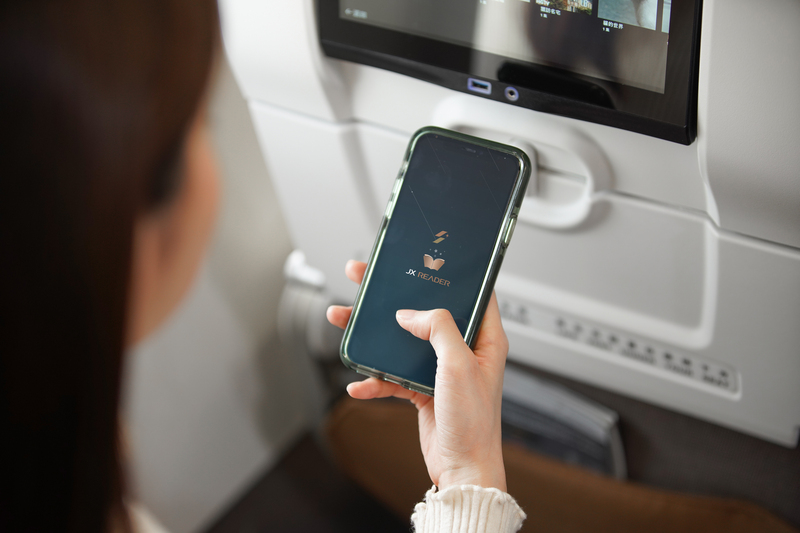 TD
星宇航空7月啟動無紙化機上閱讀
星宇航空與全球數位閱讀平台PressReader合作，推出
全新線上閱讀平台JX Reader，7月1日起取代機上實體
書報雜誌，旅客可於航班起飛前48小時至抵達後24小
時內，使用個人行動裝置下載所需內容，即使離線也
能自在閱讀。
（星宇航空提供）
中央社記者黃巧雯傳真  114年6月30日
