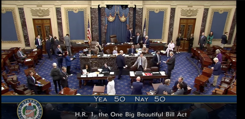 美國由共和黨主導的聯邦參議院1日表決「大而美法案」，結果以50票對50票打成平手，最後在副總統范斯投下關鍵一票打破僵局，使法案闖關成功。圖為參議院直播截圖。