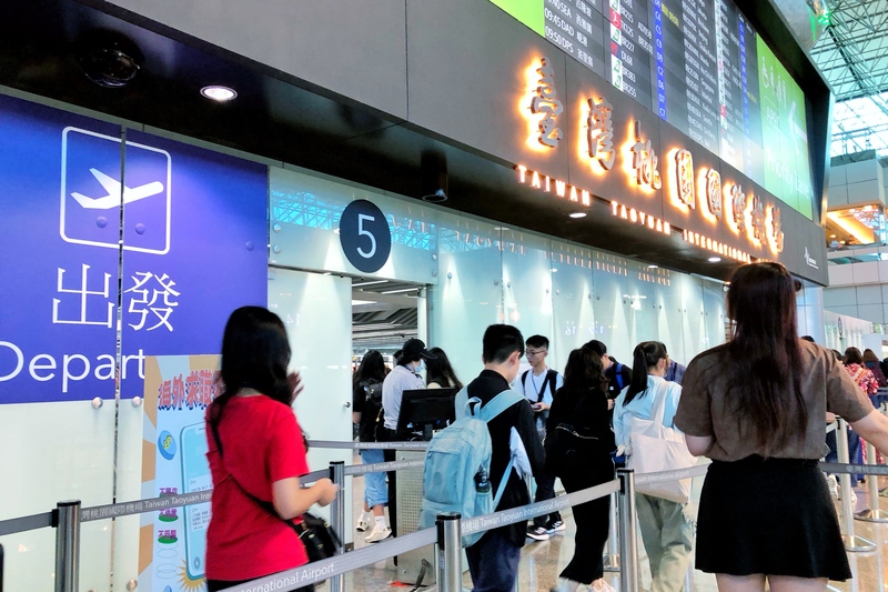 圖為桃園機場出國人潮。資料照。