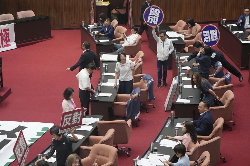 國民黨主席朱立倫今天表態願支持特別條例，但要求增加普發現金1萬元預算；政院人士9日說，中央政府今年度總預算遭刪減，明年度預算也受限，若再普發現金，恐須舉債才能支應，且還有可能造成通膨，盼立院審慎評估。（資料照／圖：中央社）