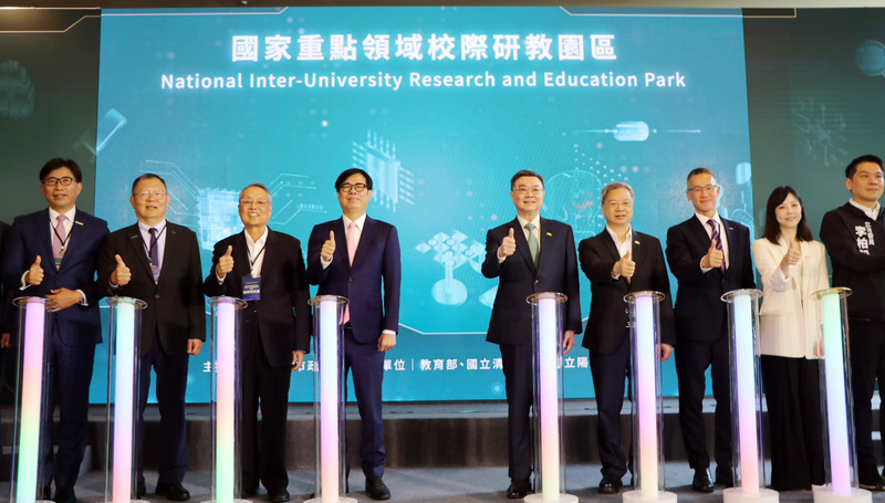 「國家重點領域校際研教園區」位於高雄市左營區蓮池潭旁，目前將開設學程培育高科技高階人才，行政
院長卓榮泰(右5)等人4日出席揭牌啟動儀式。（國立陽明交通大學提供）
