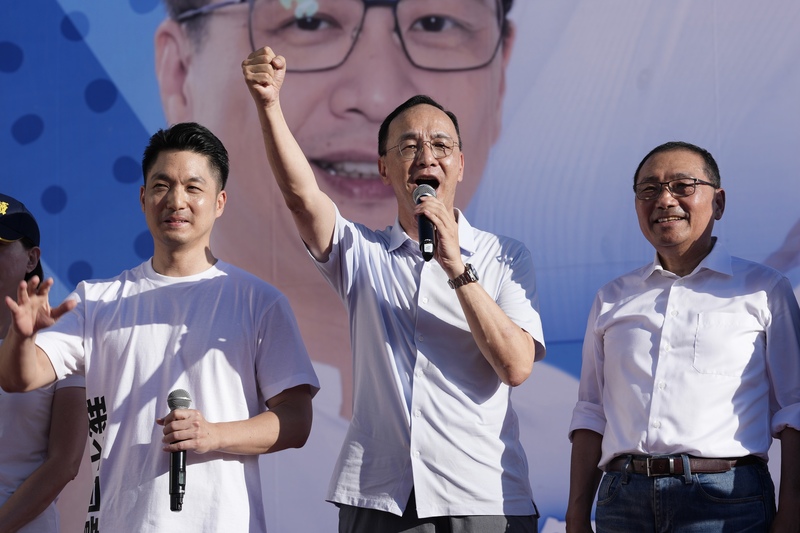 PD
國民黨北市府前反惡罷  朱立倫籲投不同意票
為反制大罷免，幫5明國民黨籍台北市立委催票，國
民黨台北市黨部5日在北市府前廣場舉辦首場大型造
勢，黨主席朱立倫（中）到場宣講，要北北基桃各地
大家一起來動員、一起來造勢。右為新北市長侯友
宜、左為台北市長蔣萬安。
中央社記者徐肇昌攝 114年7月5日
